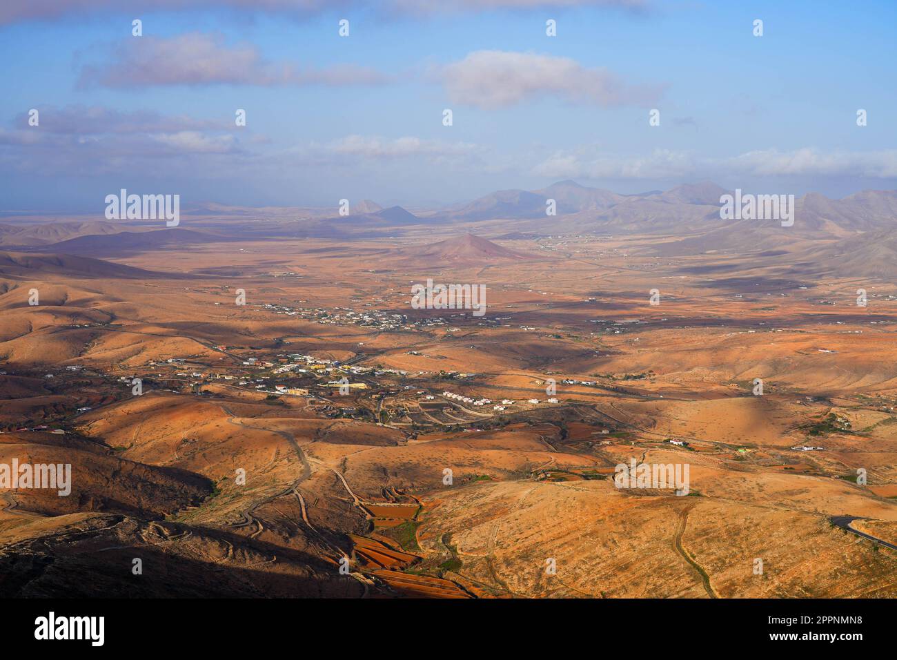 Panoramablick über das Dorf Valle de Santa Inés auf der Insel Fuerteventura vom Mirador Morro Velosa im ländlichen Park Betancuria, Canar Stockfoto