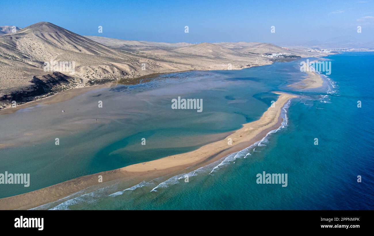Luftaufnahme des Strands Sotavento im Süden von Fuerteventura auf den Kanarischen Inseln, Spanien - Sandstreifen im Atlantik inmitten einer Wüste Stockfoto
