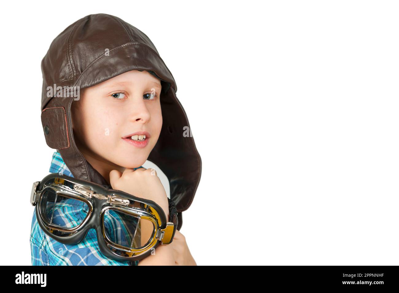 Seitlicher Kopf- und Schulterblick eines 10-jährigen Weißen mit Ledermütze und stylischer Motorradbrille über der Schulter. Stockfoto