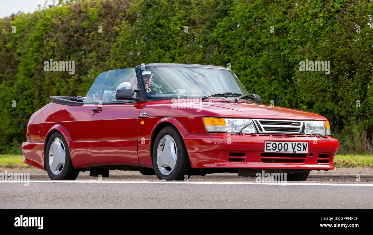 Bicester, Oxon, Großbritannien - April 23. 2023. 1987 roter Saab 900 Oldtimer, der auf einer englischen Landstraße fährt Stockfoto