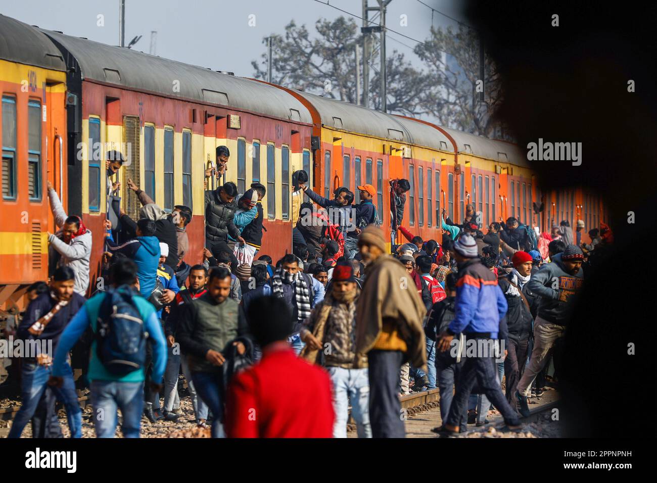 Ghaziabad, Indien. 3. Februar 2023. Indische Passagiere klammern sich an einen überfüllten Zug, der den Bahnhof Noli in Ghaziabad am Stadtrand von Neu-Delhi Indien verlässt. Das bevölkerungsreichste Land der Welt ist jetzt Indien und übertrifft China, laut den am 19. April veröffentlichten UN-Zahlen. (Kreditbild: © Amarjeet Kumar Singh/SOPA Images via ZUMA Press Wire) NUR REDAKTIONELLE VERWENDUNG! Nicht für den kommerziellen GEBRAUCH! Stockfoto