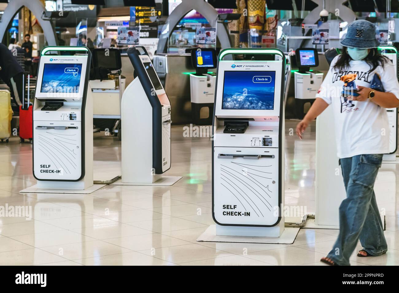 BANGKOK-THAILAND, FEBRUAR 20,2023 : Automated Self Check-in or Self Service Machine at Suvarnabhumi International Airport. Innovation im Dienste Stockfoto
