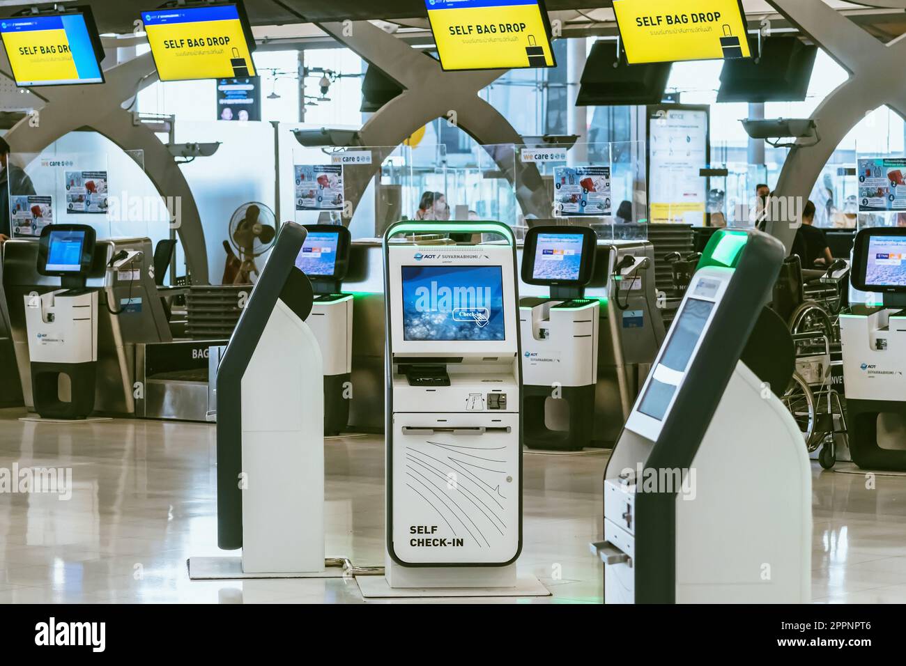 BANGKOK-THAILAND, FEBRUAR 20,2023 : Automated Self Check-in or Self Service Machine at Suvarnabhumi International Airport. Innovation im Dienste Stockfoto