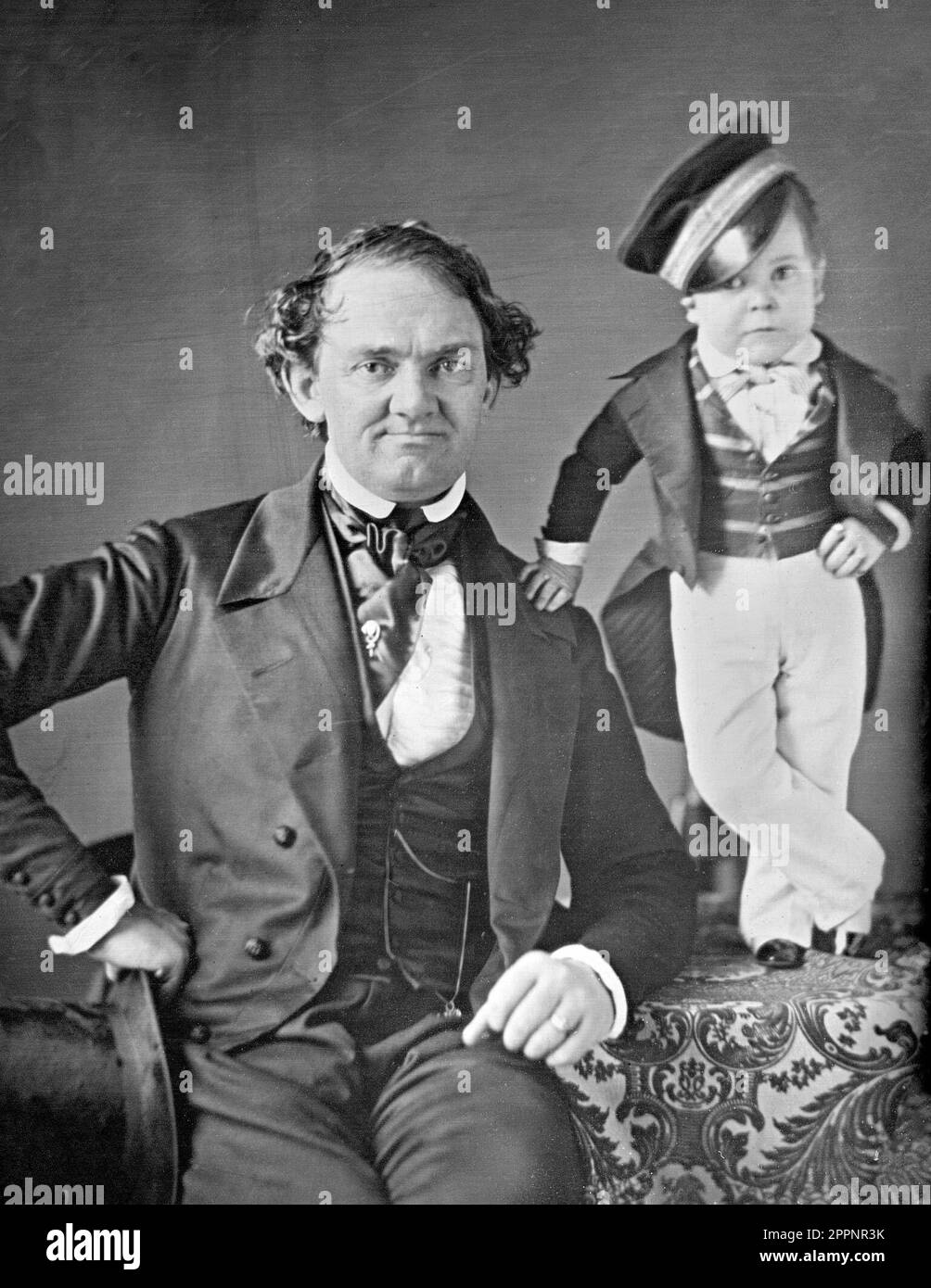 P.T. Barnum und General Tom Thumb. Porträt von Phineas Taylor "P. T." Barnum (1810-1891), einem amerikanischen Politiker, Showman und Geschäftsmann zum Gründer des Barnum & Bailey Circus mit General Tom Thumb (Charles Stratton ). Stockfoto