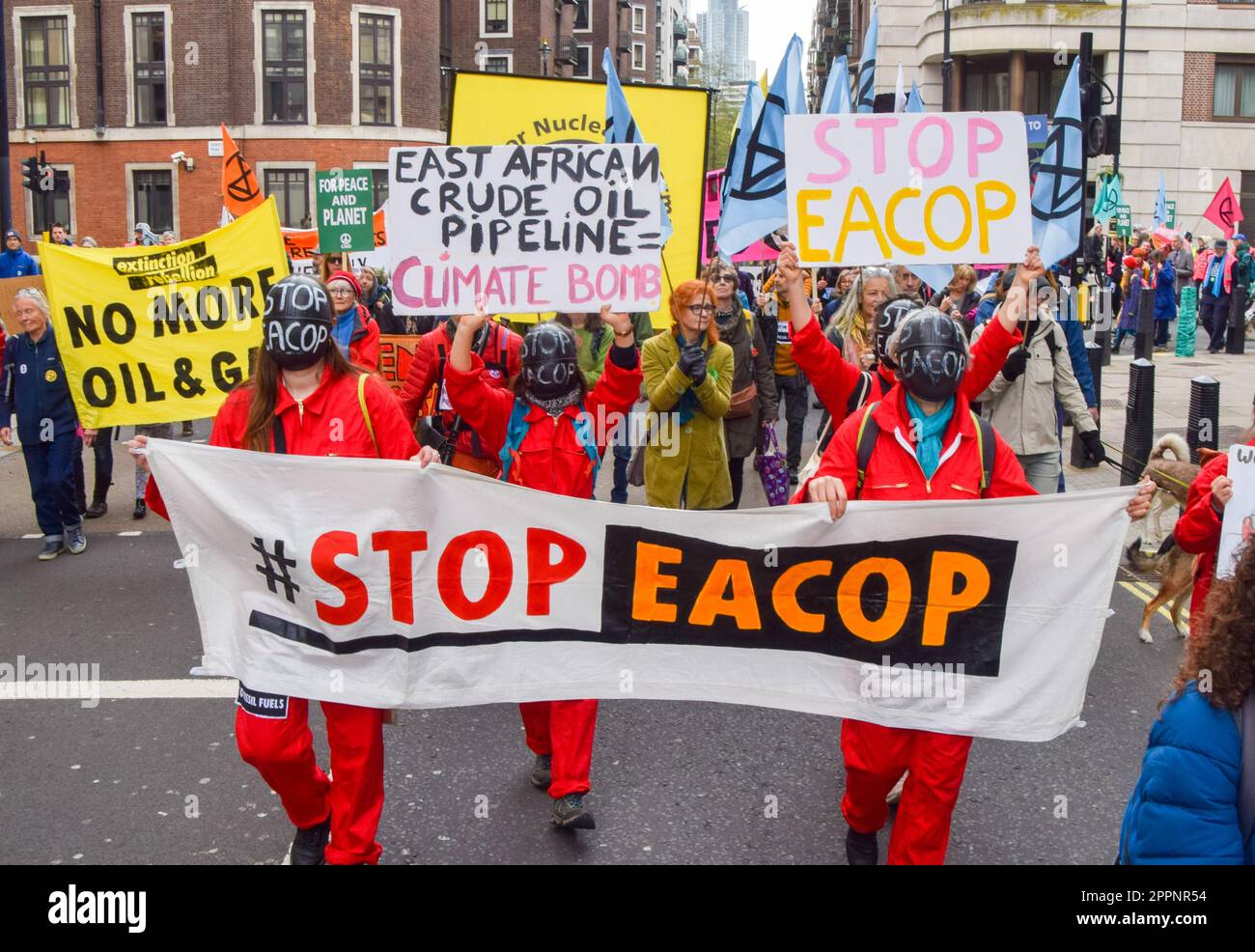 London, Großbritannien. 24. April 2023 Stoppt die protestmarschiere der EACOP (Ostafrikanische Rohöl-Pipeline) am vierten und letzten Tag des Aussterbens Rebellion's Proteste in Westminster. Kredit: Vuk Valcic/Alamy Live News Stockfoto