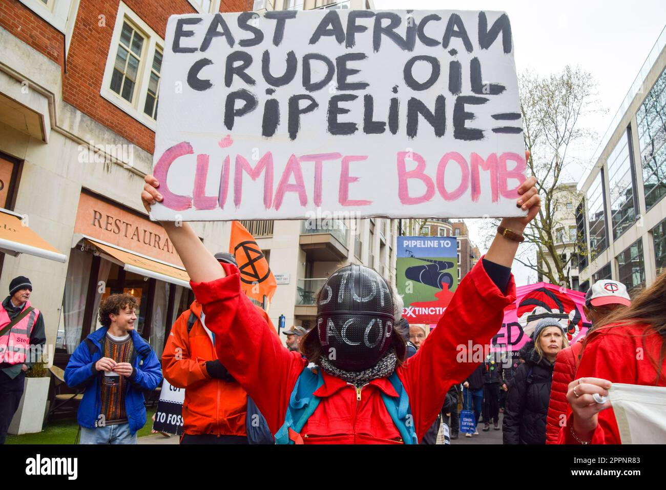 London, Großbritannien. 24. April 2023 Stoppt die protestmarschiere der EACOP (Ostafrikanische Rohöl-Pipeline) am vierten und letzten Tag des Aussterbens Rebellion's Proteste in Westminster. Kredit: Vuk Valcic/Alamy Live News Stockfoto