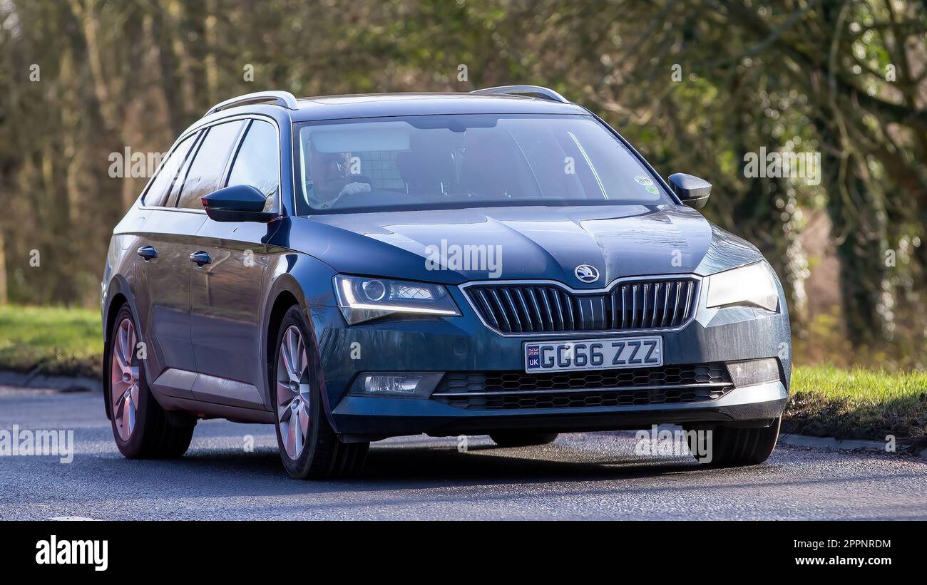 Stony Stratford, Bucks, Großbritannien - Februar 9. 2023. 2016 BLAU SKODA SUPERB SE L EXECUTIVE TDI. Stockfoto