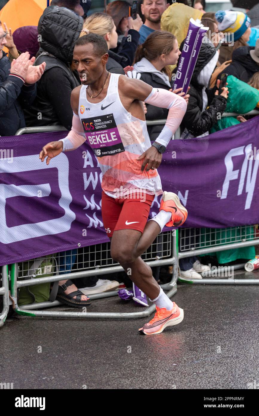 Kenenisa Bekele nimmt am TCS London Marathon 2023 Teil und fährt durch Tower Hill, London, Großbritannien. Stockfoto