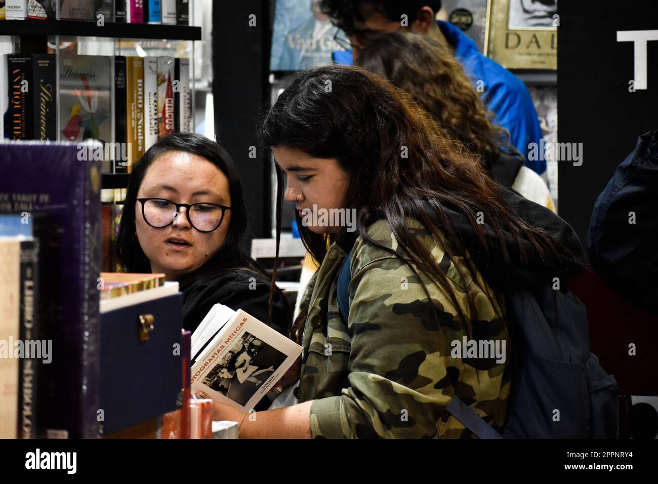 Die Besucher besuchen und nehmen am 23. April 2023 in Bogota, Kolumbien, am 35. Jahrestag der Bogota International Book Fair (FILBO) Teil. Foto von: Cristian Bayona/Long Visual Press Stockfoto