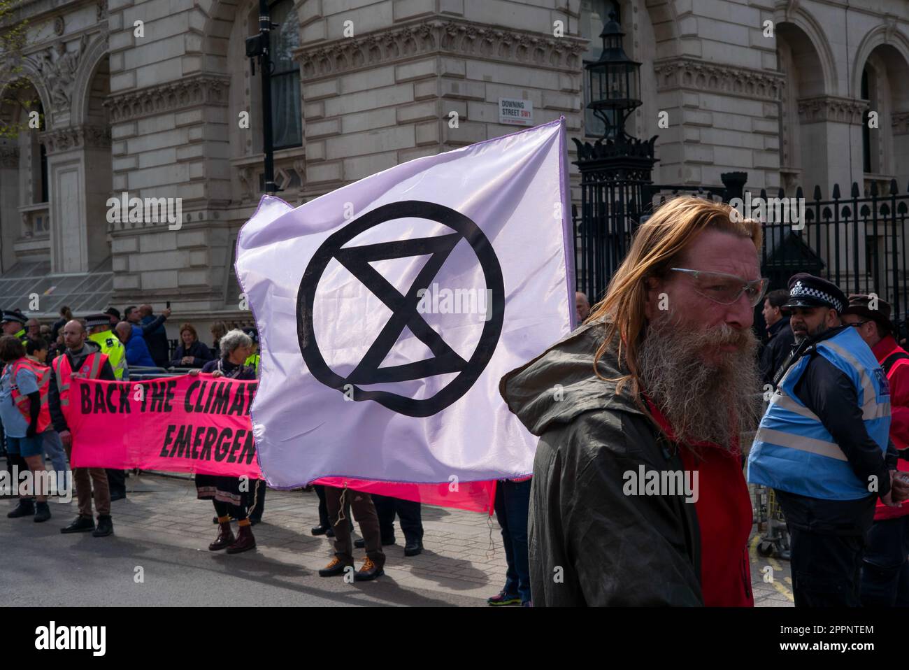 London, England, Großbritannien. 24. April 2023. Rund zehntausend Demonstranten von Gruppen, die die Rebellion-Ausrottung unterstützen, marschierten vom Parliament Square in Londons Westminster entlang des Strandes und fingen in den Jubilee Gardens ab. Der Protest markierte den letzten Tag von „˜Unite to Survival“ bei „˜The Big One“ „“, einer viertägigen Aktion vom 21. Bis zum 24. April 2023. Hier versammelten sich Menschen aus vielen Gruppen in Westminster und in den Houses of Parliament. Kredit: ZUMA Press, Inc./Alamy Live News Stockfoto