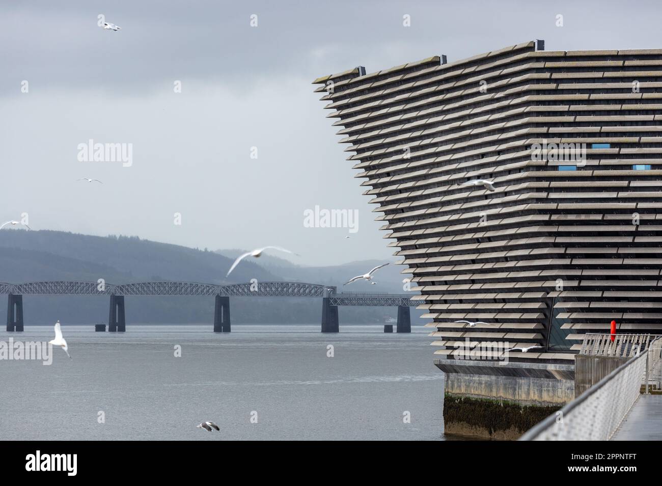 Das V&A Museum mit der Tay Rail Bridge im Hintergrund, Dundee, Schottland Stockfoto