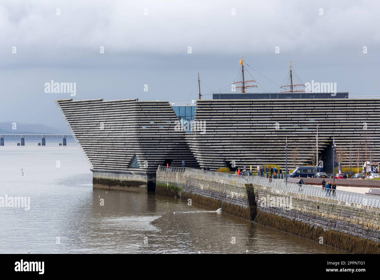 Das V&A Museum mit der Tay Rail Bridge im Hintergrund, Dundee, Schottland Stockfoto