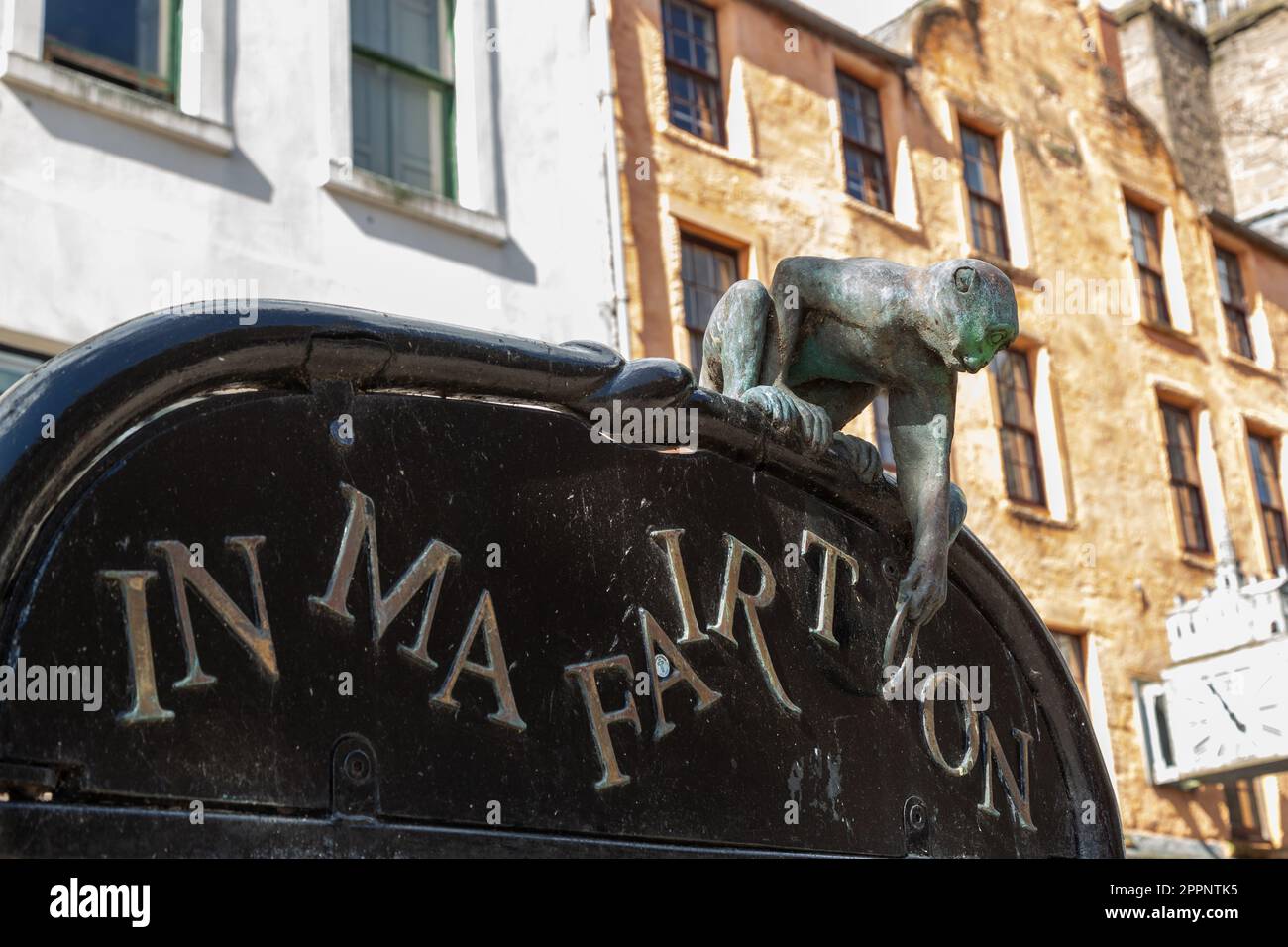 Die Skulptur „Monkey“ (in Ma Fair Toon) der Künstlerin Angela Hunter in der Dundee High Street, Schottland Stockfoto