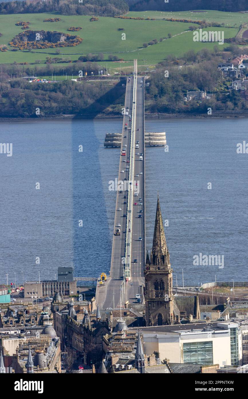 Die Tay Road Bridge aus Dundee Law mit Fife im Hintergrund Stockfoto