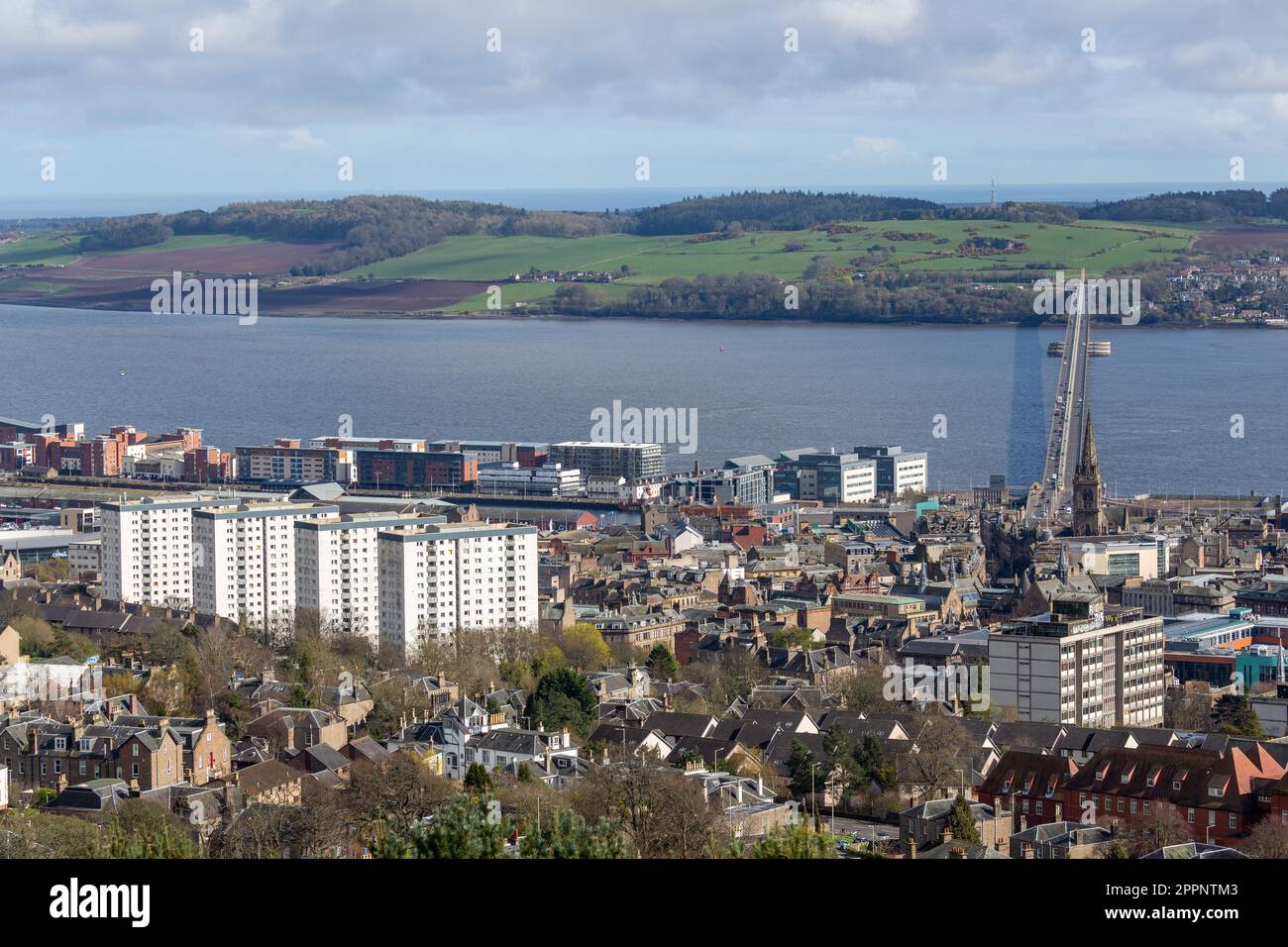 Dundee City von Dundee Law mit Fife in der Ferne Stockfoto
