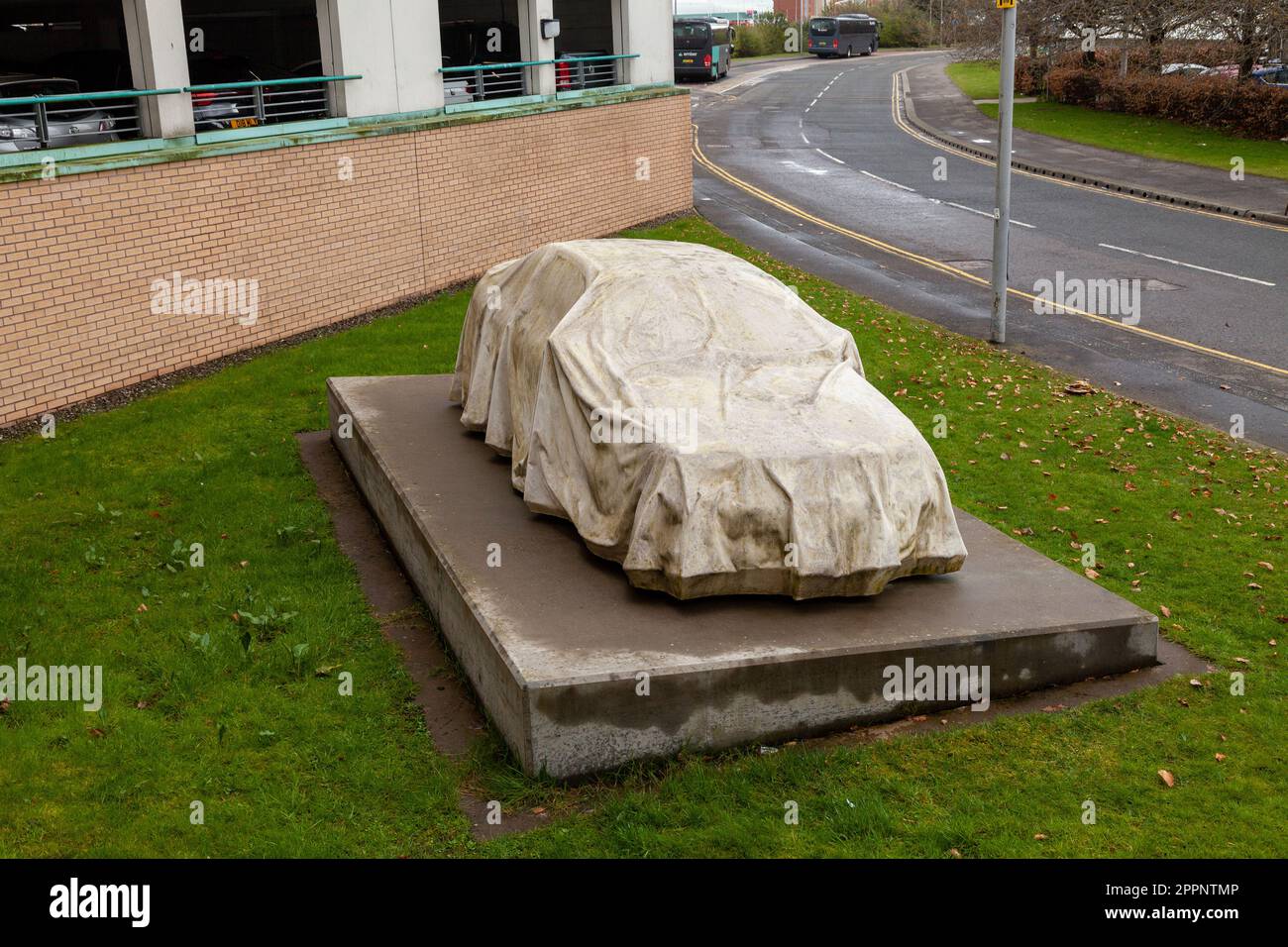 Catalyst Car Sculpture ein lebensgroßes Auto, das in speziellen katalytischen Zement gegossen wurde, der Schadstoffe aus der Luft entfernen kann Stockfoto