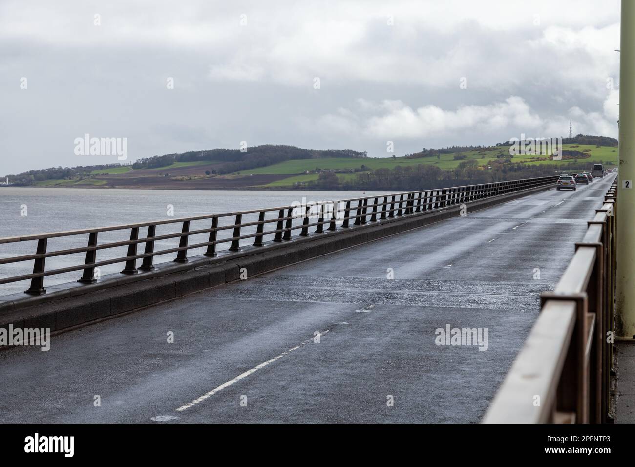 Autos fahren auf der Tay Road Bridge Richtung Süden Stockfoto