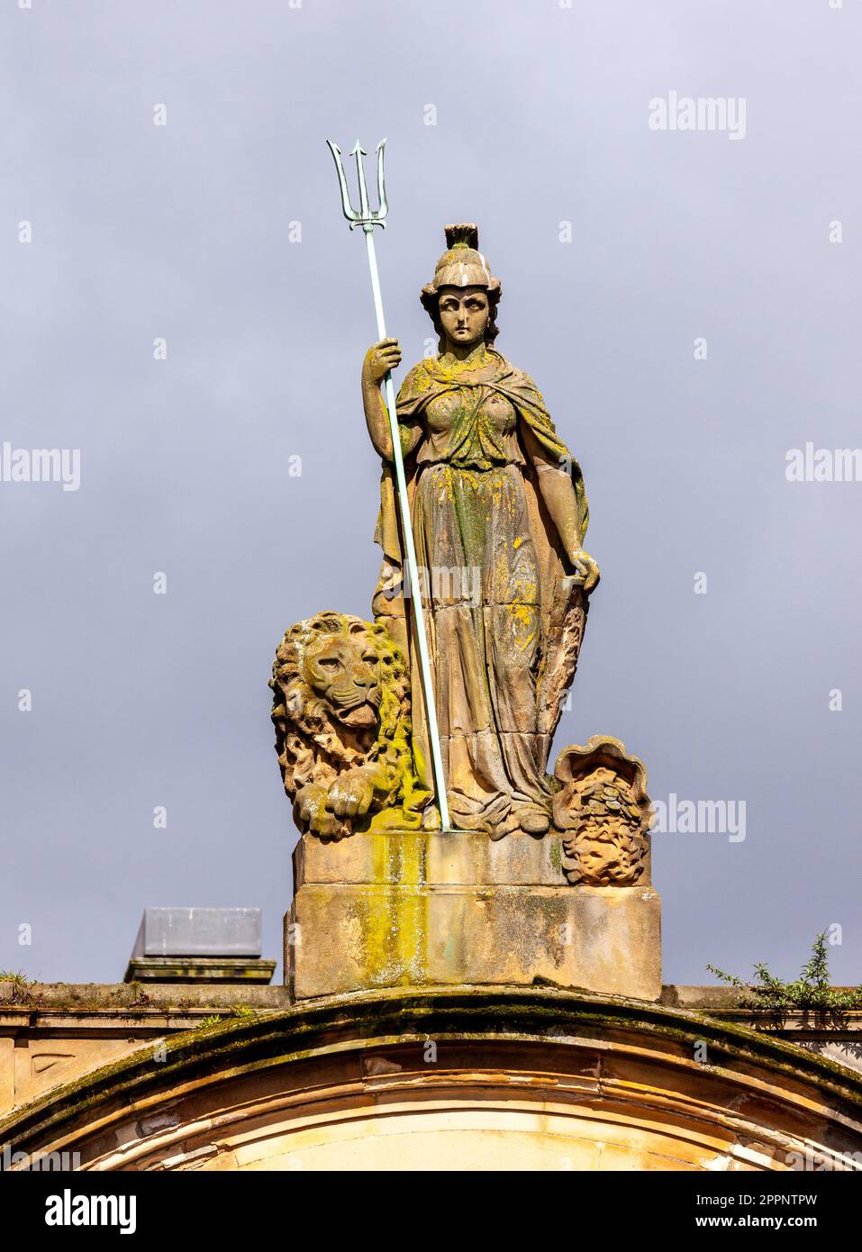 Statue von Britannia auf dem Dach eines Gebäudes in Dundee, Schottland Stockfoto