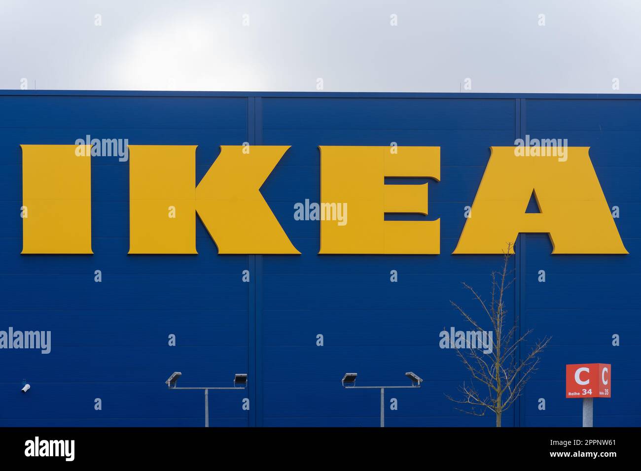 IKEA Möbelgeschäft mit seinem großen gelben Logo-Schild in Kaiserslautern, Deutschland Stockfoto