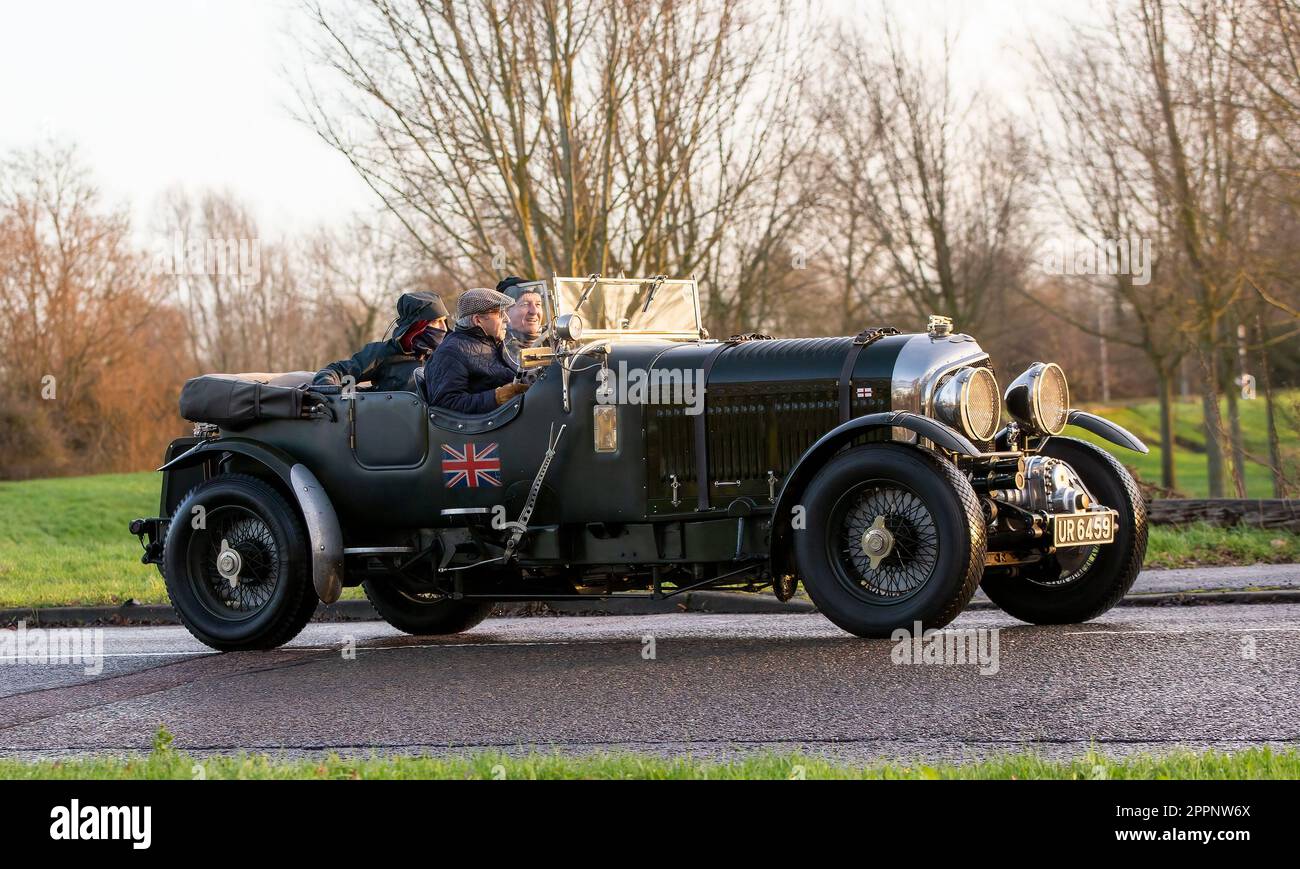 Stony Stratford, Bucks, Großbritannien, Januar 1. 2023. Drei Männer in einem 1936 Bentley 4,5 Blower Oldtimer Stockfoto