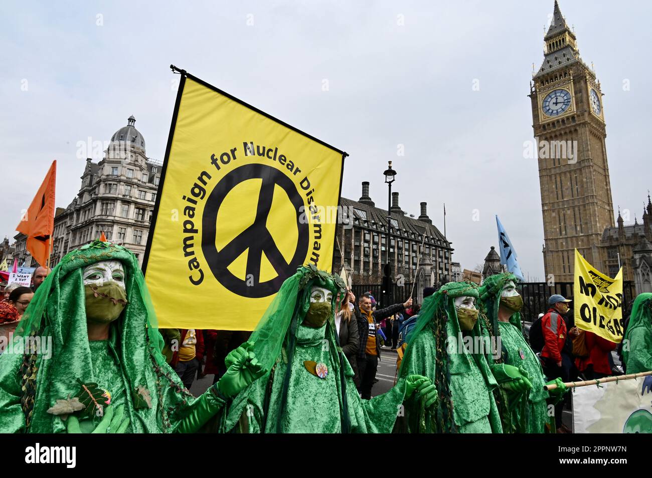London, Großbritannien. Die Grünen Geister. Extinction Rebellion : "The Big One" Klimaprotest, letzter Tag, vierter Tag, Thema "Choose Your Future". Zentrum Von London, Westminster. Kredit: michael melia/Alamy Live News Kredit: michael melia/Alamy Live News Stockfoto