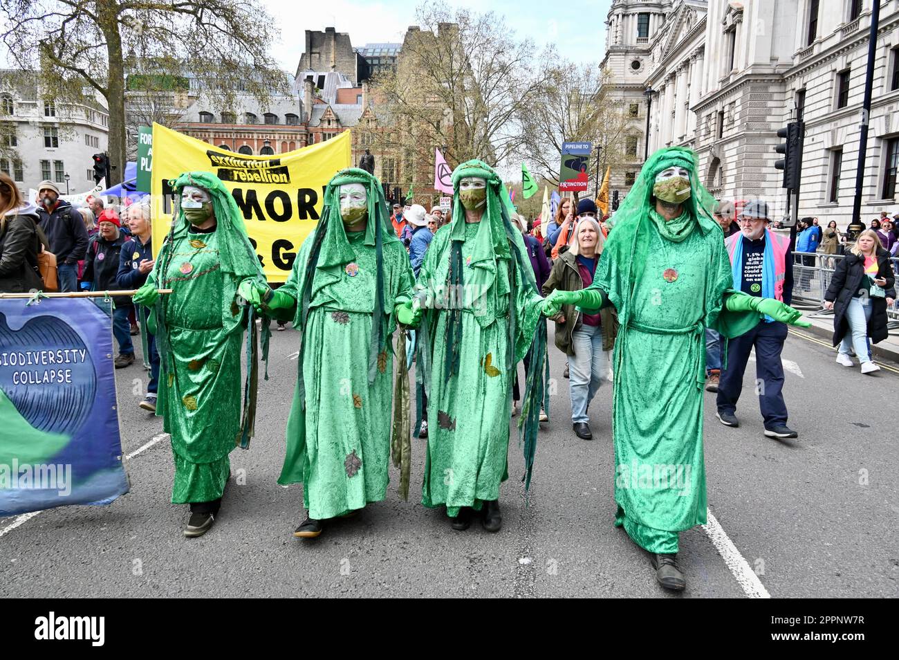 London, Großbritannien. Die Grünen Geister. Extinction Rebellion : "The Big One" Klimaprotest, letzter Tag, vierter Tag, Thema "Choose Your Future". Zentrum Von London, Westminster. Kredit: michael melia/Alamy Live News Kredit: michael melia/Alamy Live News Stockfoto
