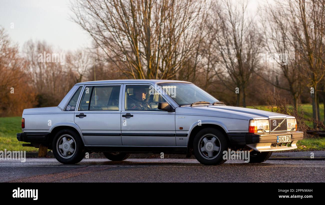 Stony Stratford, Bucks, Großbritannien, Januar 1. 2023. 1989 silbernes Oldtimer der Volvo 700-Serie Stockfoto