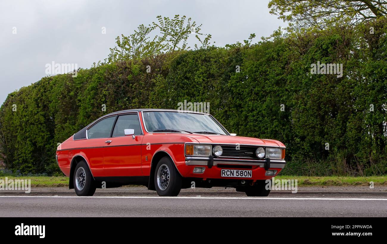 Bicester, Oxon, Großbritannien - April 23. 2023. 1975 Ford Granada Mark I zweitüriges Fastback-Coupé-Auto auf einer englischen Landstraße Stockfoto