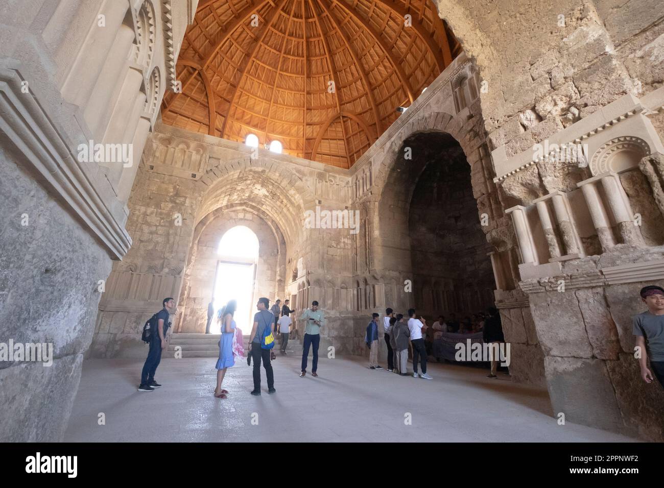 Touristen an den Ruinen des Alten Palastes Umayyad, der Zitadelle von Amman, in Jordanien. Innenansicht. Ein erhaltenes Gebäude in Jabal al al-Qal'a, einer nationalen historischen Stätte Stockfoto