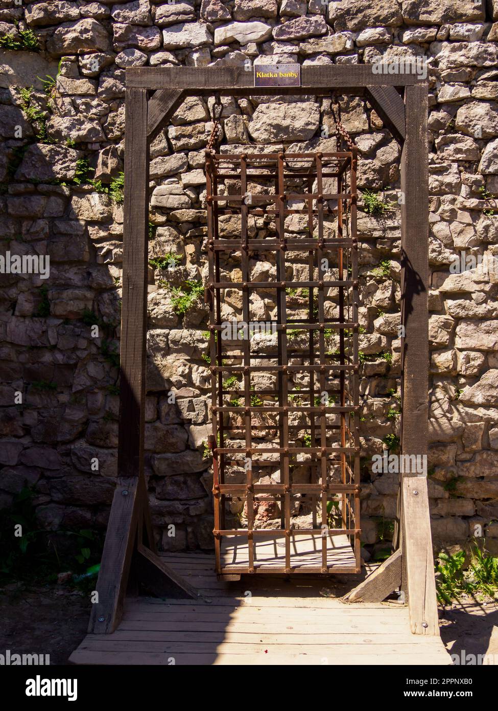 Chęciny, Polen - Juni 2022: Historisches Folterinstrument - Käfig der Schande - auf der Burg in Checiny. Europa. Stockfoto