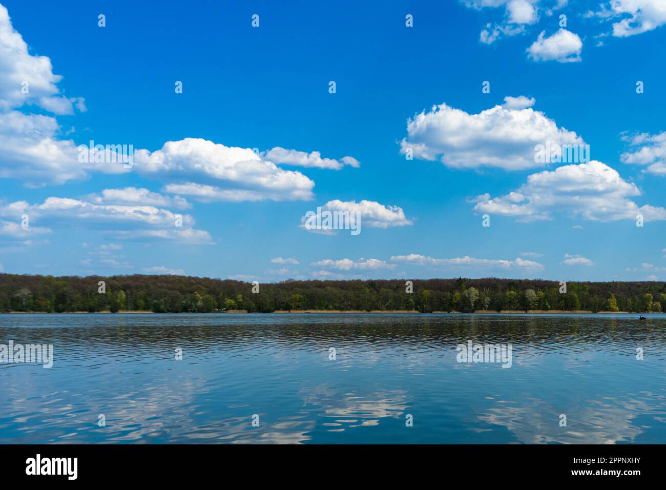 See, Foto vom Wasser. Seenoberfläche mit Reflexion des Himmels im Wasser. Stockfoto