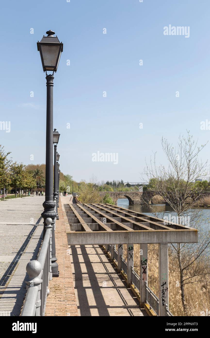 parken Sie am Ufer des Tejo, während er Talavera de la Reina, Lampenpfähle und Bauwerk passiert Stockfoto