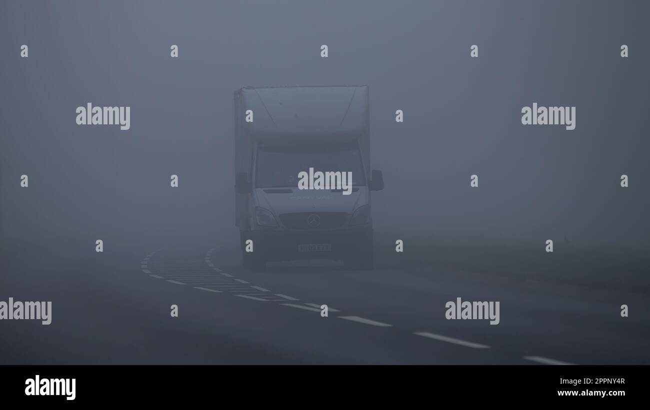 Milton Keynes, Bucks, Großbritannien, April 8. 2023. Weißer Lkw, der im Nebel auf einer englischen Landstraße ohne Scheinwerfer fährt Stockfoto