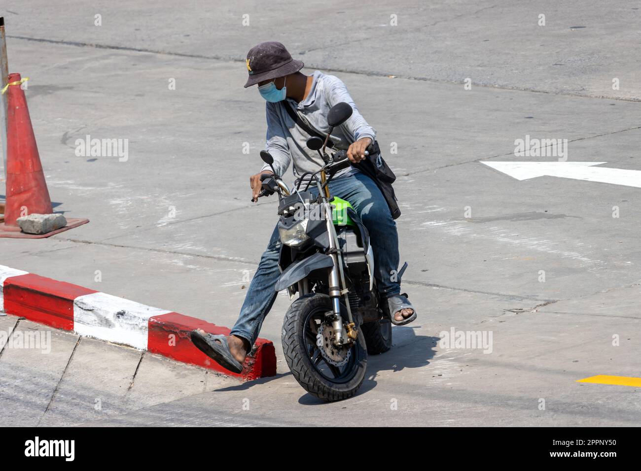 Ein Mann dreht sich mit einem Motorrad, Thailand Stockfoto