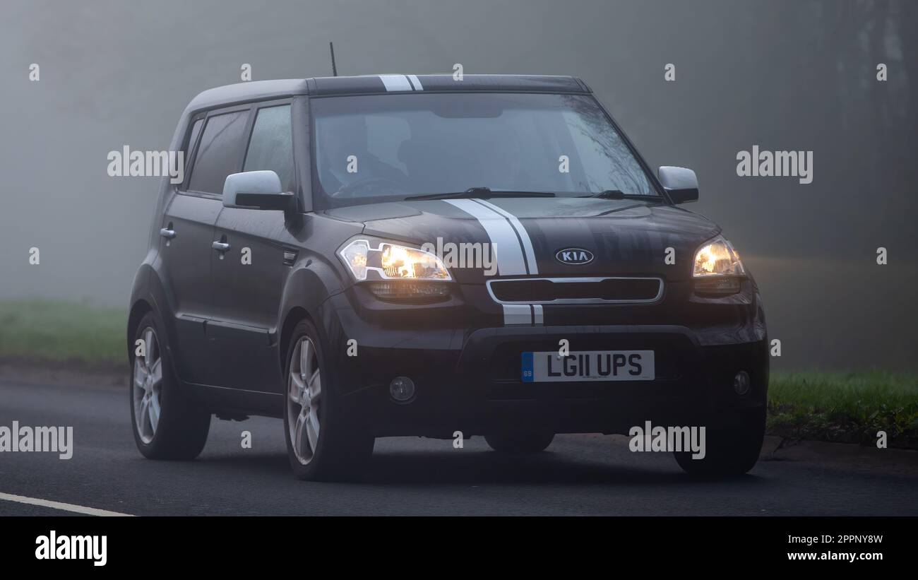 Milton Keynes, Bucks, UK, 8. April 2023..2011 Kia Soul. Fahrt im Nebel auf einer englischen Landstraße Stockfoto