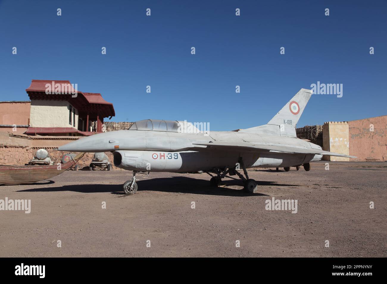 Flugzeugauflage im Film Juwel des Nils in den Atlas Filmstudios im Hohen Atlas in Ouarzazate, Marokko, Afrika. Die Atlas Film Studios sind das größte Filmstudio der Welt. Benannt nach der riesigen Bergkette, die sie umgibt, hat dieses 31.000 Quadratmeter große Filmgelände bereits eine Reihe von Hollywood-Hits beherbergt. Atlas Film Studios ist auch bekannt als Cinema Studio Atlas oder Atlas Corporation Studio und wurde 1983 offiziell von Mohamed Belghmi erbaut, einem marokkanischen Unternehmer, der die Notwendigkeit einer permanenten Filmeinrichtung in der Region erkannte. (Foto von Creative Touch Imaging L Stockfoto