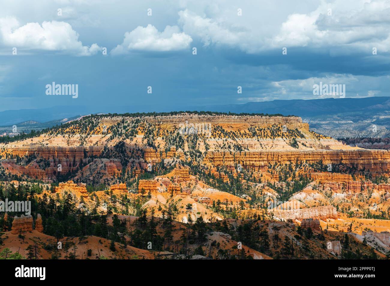 Bryce Canyon und Tafelberg mit Sturmwolken, Bryce Canyon-Nationalpark, Utah, USA. Stockfoto