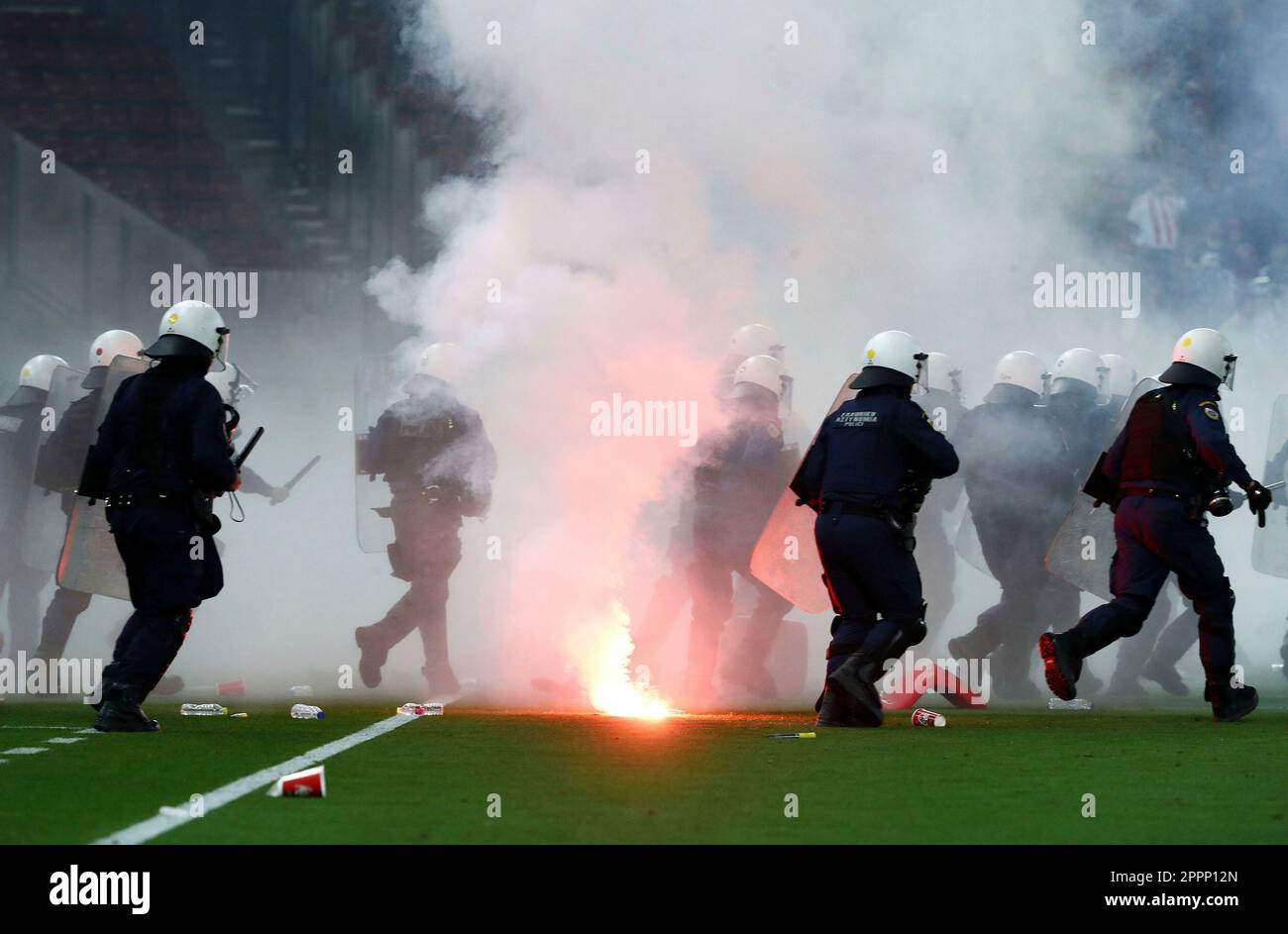 Piräus, Griechenland. 23. April 2023. firo : 04/23/2023, Fußball, Super League 1, Griechenland, Staffel 2022/23, Olympiacos Piraus - AEK Athen 1: 3 Unruhen, Stürme, Polizeikredit: dpa/Alamy Live News Stockfoto