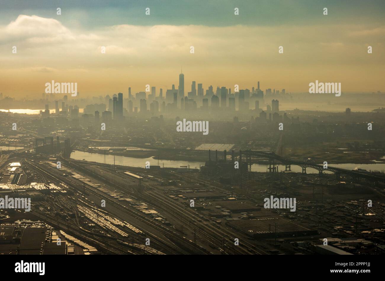 Neblige Aussicht am frühen Morgen auf New York und New Jersey von der Landung am Flughafen Newark Stockfoto