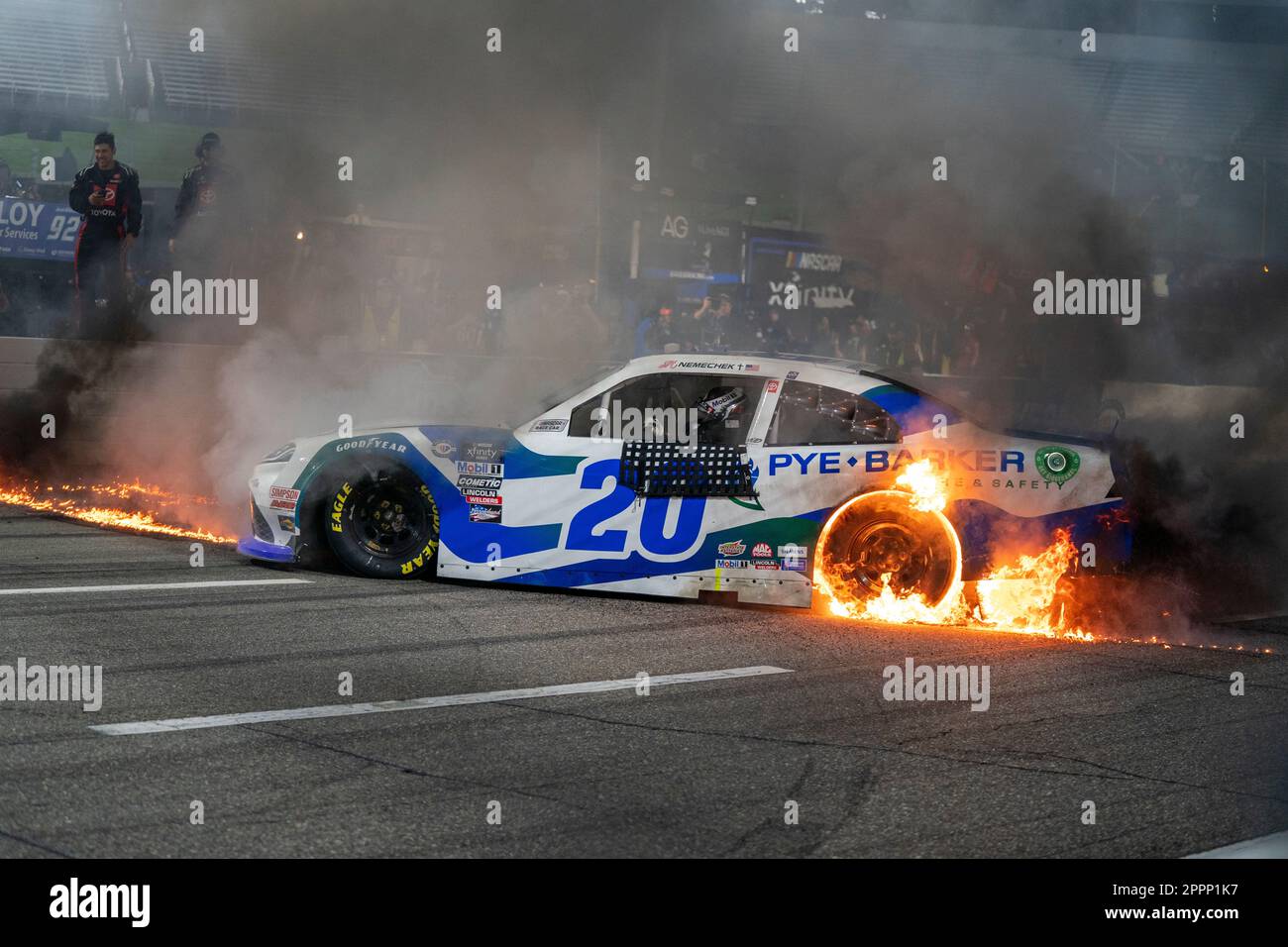 John Hunter Nemechek feiert seinen Sieg für die Call811.com vor Ihnen Dig 250 in Martinsville, VA, USA. (Kreditbild: © Logan Arce Action Sports Photography, Inc/Cal Sport Media) Stockfoto