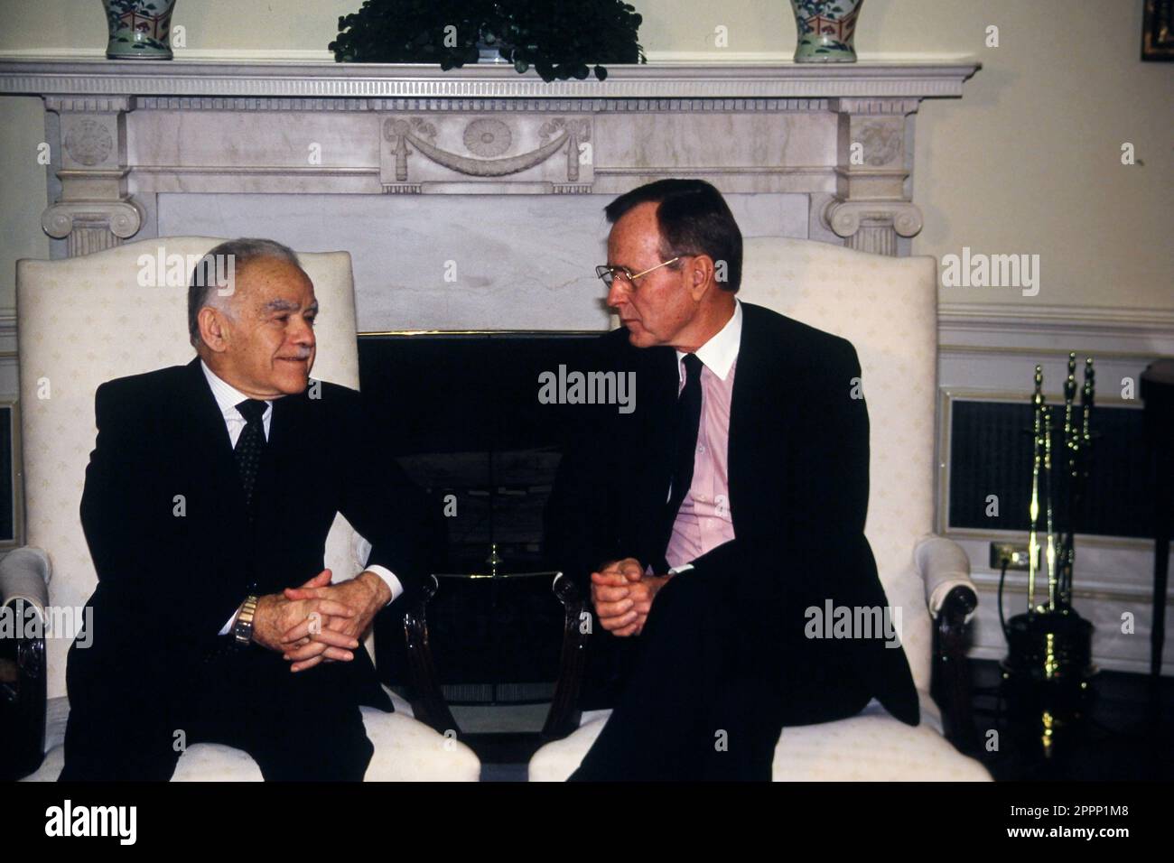 Präsident HW Bush und Yitzhak Shamir treffen sich am 6,1989. April im Oval Offfice Foto von Dennis Brack bb88 Stockfoto