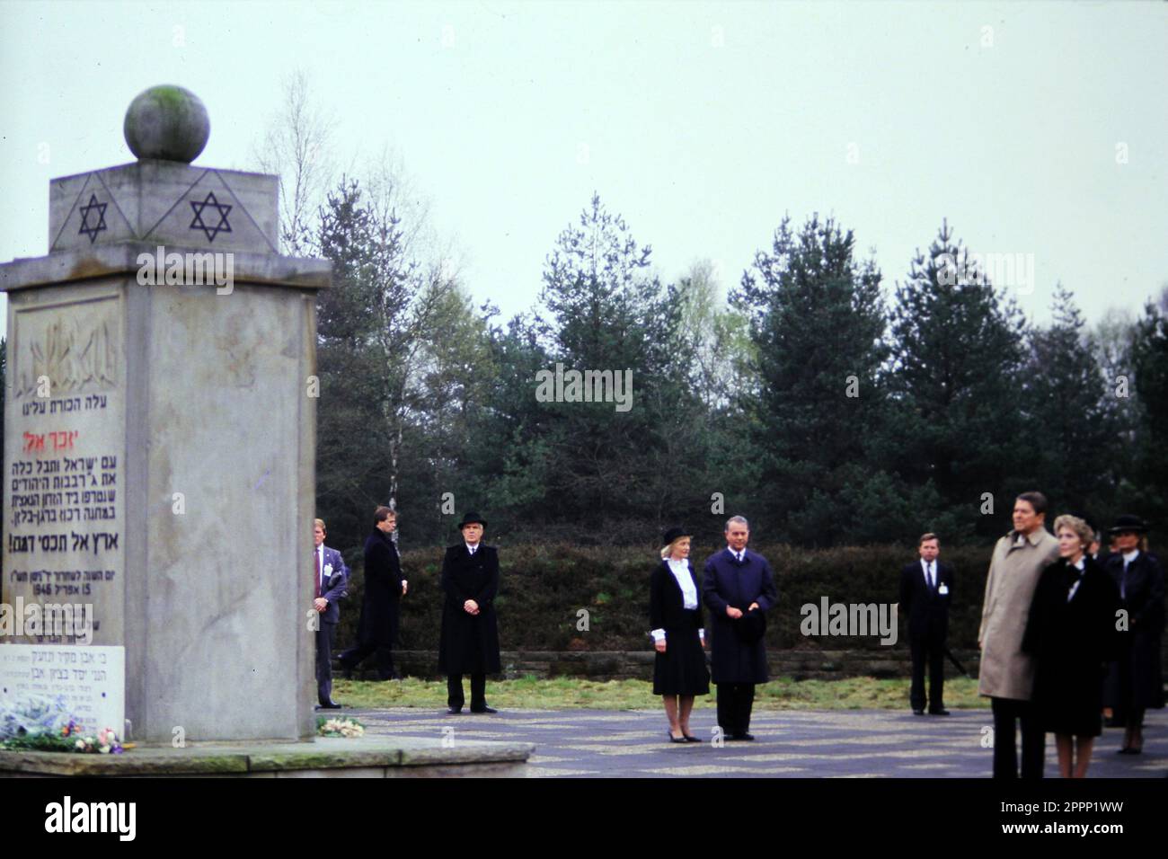 Die Reagans besuchen Bitburg und passieren ein Denkmal, das deutsche Soldaten symbolisiert, die dort begraben sind. 49 der 2.000 an diesem Ort begrabenen deutschen Soldaten waren Mitglieder der Waffen-SS, dem militärischen Arm des nazideutschen Schutzstaffelfotos von Dennis Brack bb88 Stockfoto