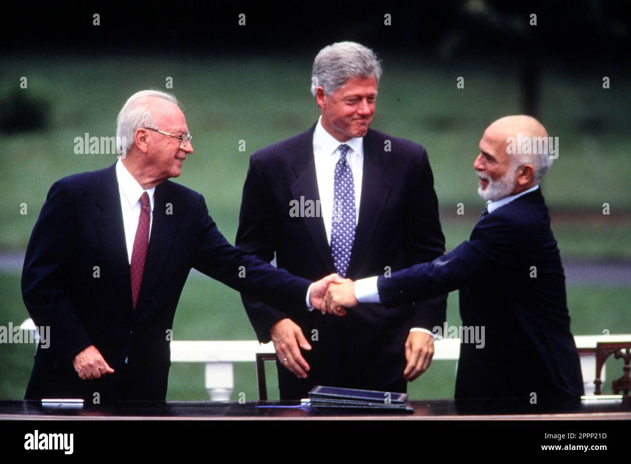 Yutzhak Rabun , Präsident Bill Clinton und König Hussein zum Abschluss der israelischen Friedensgespräche Jordanien Foto von Dennis Brack bb88 Stockfoto