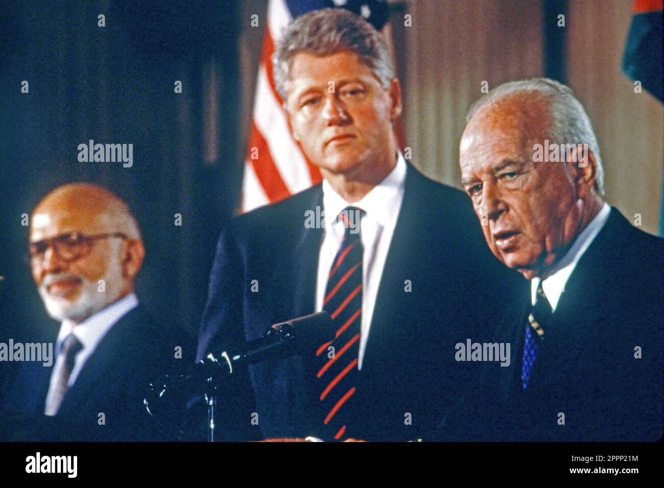 Yutzhak Rabun , Präsident Bill Clinton und König Hussein zum Abschluss der israelischen Friedensgespräche Jordanien Foto von Dennis Brack bb88 Foto von Dennis Brack bb88 Stockfoto