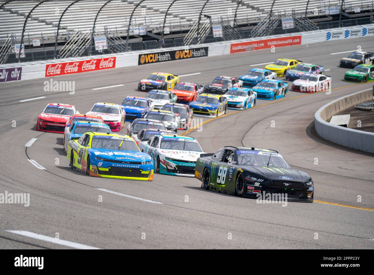 Riley Herbst um die Position beim Toyota Care 250 in Richmond, VA, USA. Stockfoto