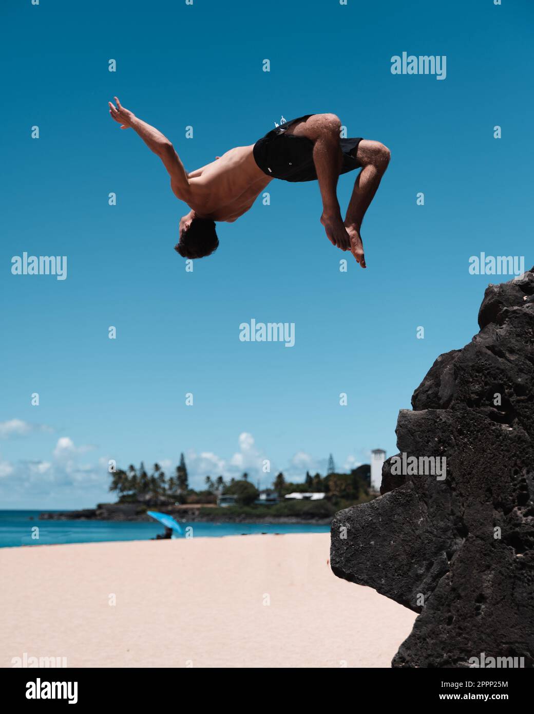 Klippenspringen und Wenden in der Waimea Bay auf Oahu, Hawaii im Sommer. Stockfoto