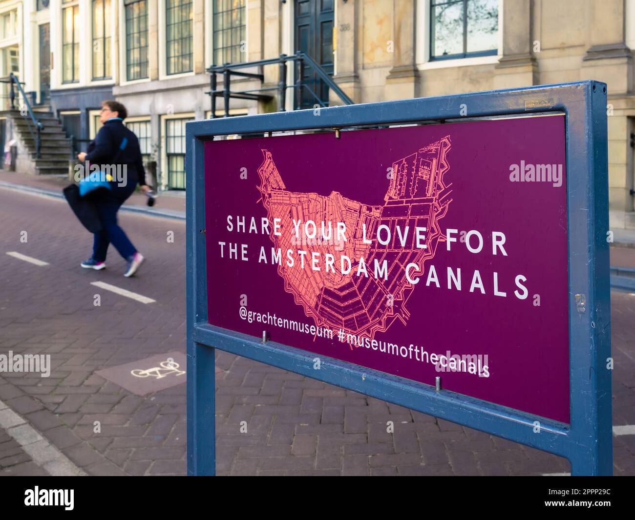 Amsterdam, Niederlande - 24. April 2022: Werbung für das Kanalmuseum in Amsterdam mit der Botschaft: Teilen Sie Ihre Liebe für die Amsterdamer Dose Stockfoto