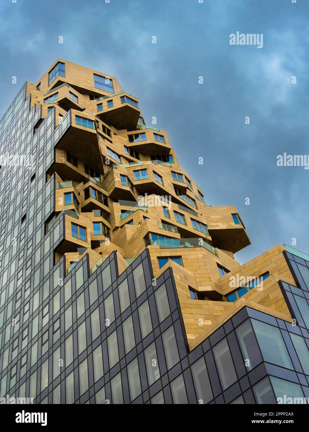 Amsterdam, Niederlande - 27. April 2022: Moderne futuristische Architektur namens Tal im Geschäftsviertel Zuidas in Amsterdam. Stockfoto