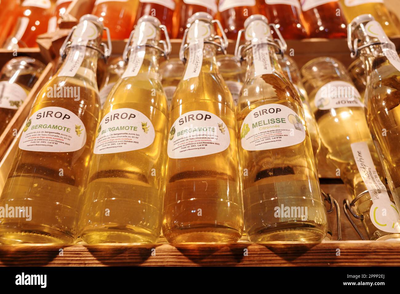 Colmar, Frankreich - 14. Dezember 2022: Flaschen mit Sirup aus verschiedenen Kräutern auf dem Weihnachtsmarkt in Colmar Stockfoto