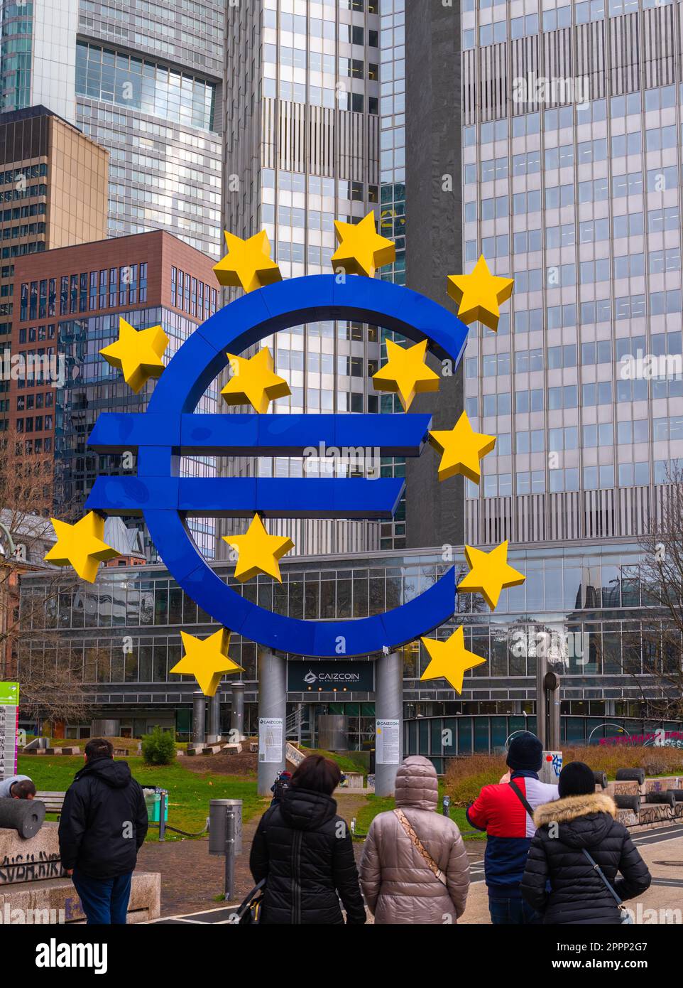 Frankfurt am Main, Deutschland - 29. Januar 2023: Riesiges Euro-Zeichen, das den europäischen Finanzmarkt und die Eurozone an der Spitze der Europäischen Zentralbank symbolisiert Stockfoto